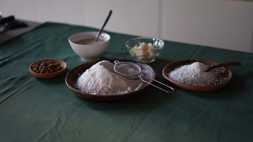 Продукт мука в тарелке Продукт мука в тарелке